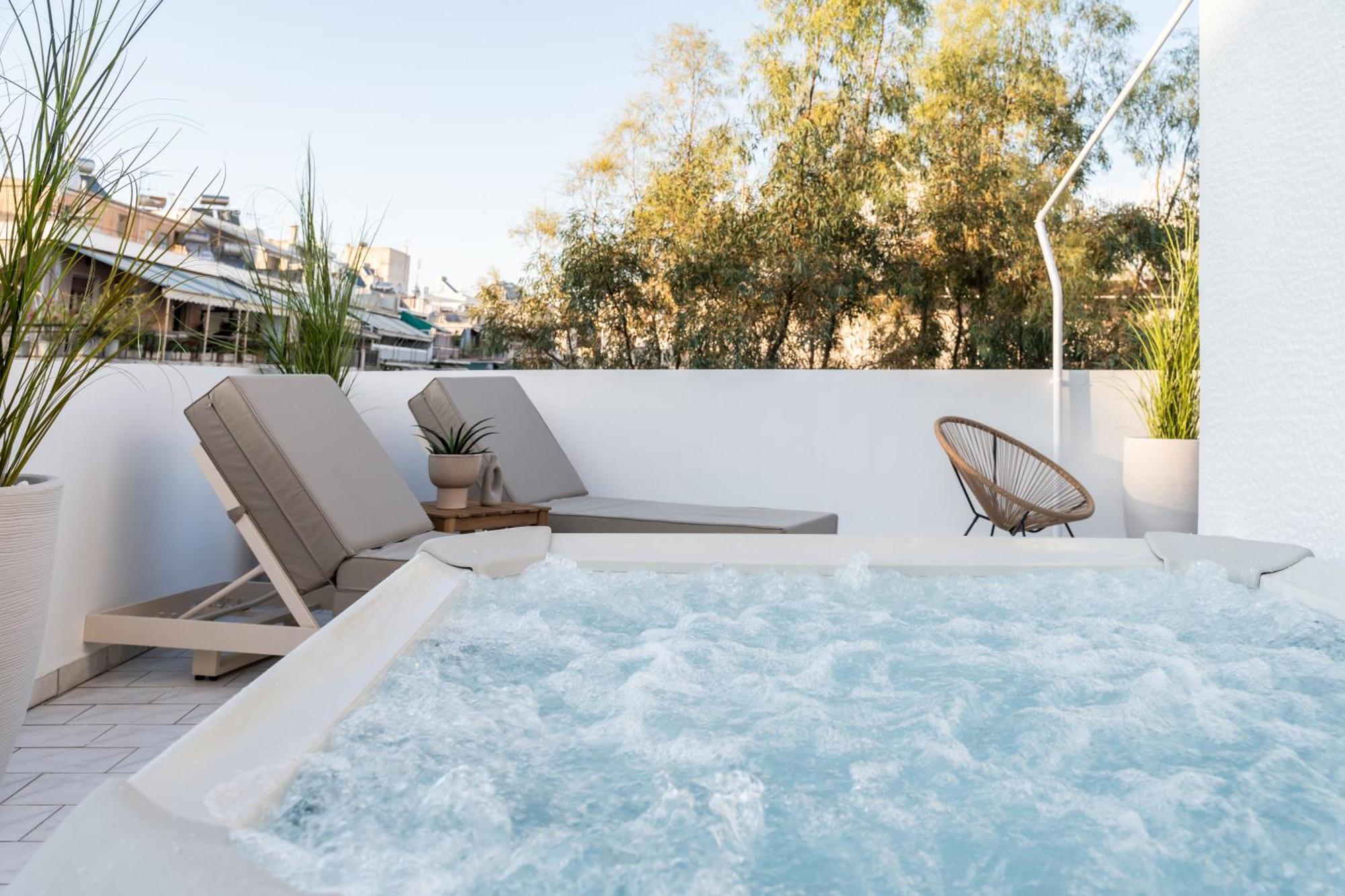 One-Bedroom Superior Apartment Plunge Pool